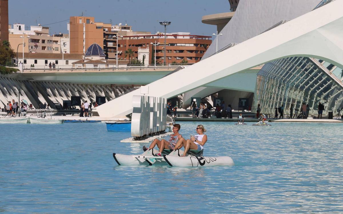 Navegando por el estanque de la Ciudad de las Artes y las Ciencias de València el pasado domingo.