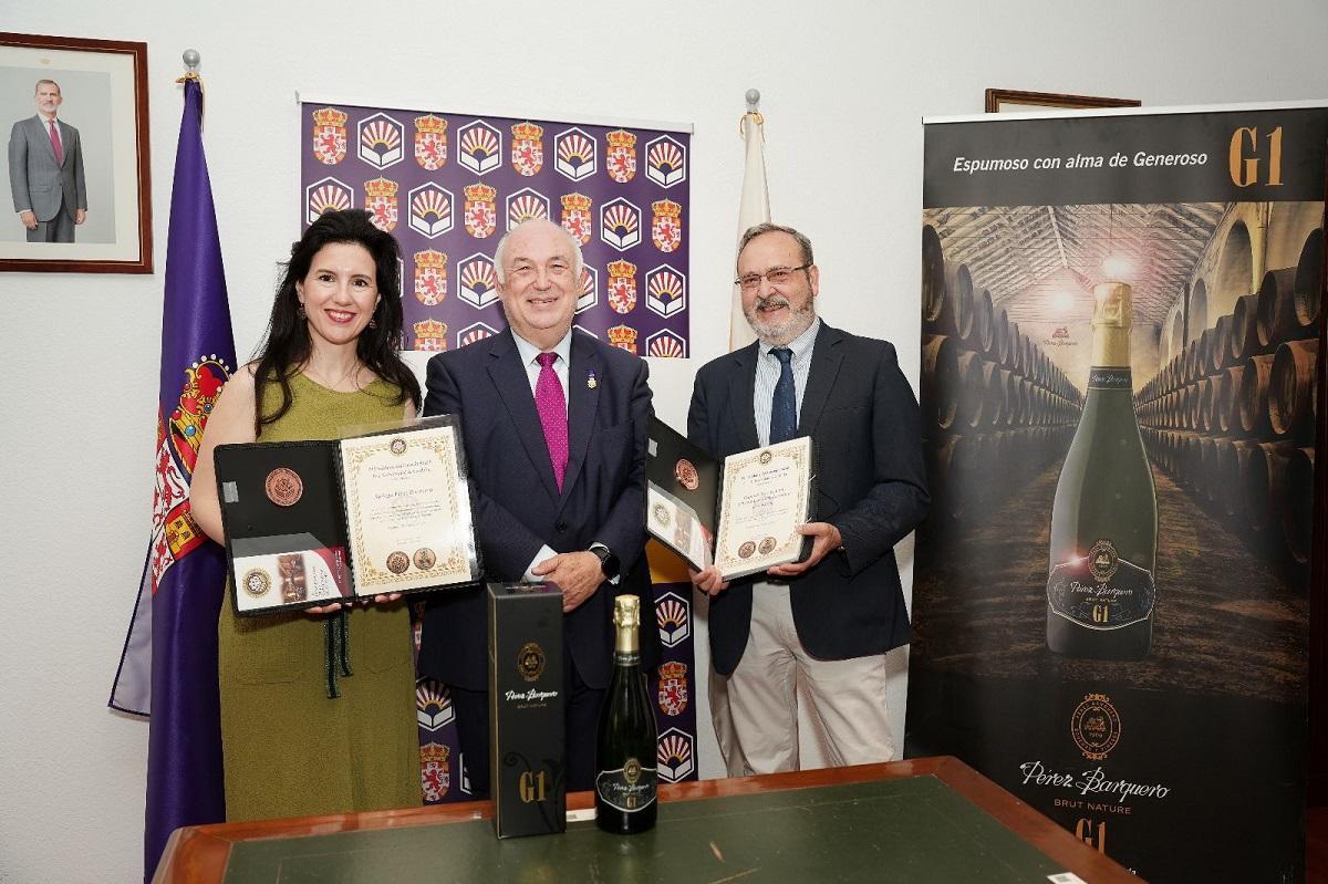 Entrega de la distinción de la UCO al grupo Pérez Barquero.