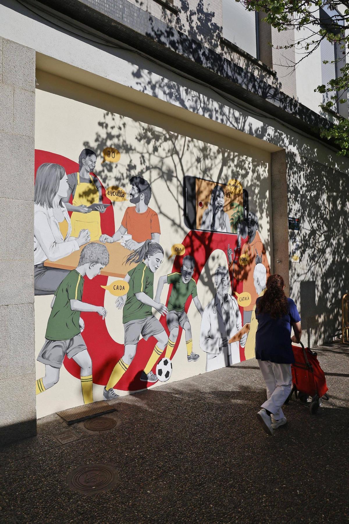 Les imatges del mural a favor del català a Girona de Marta Bellvehí