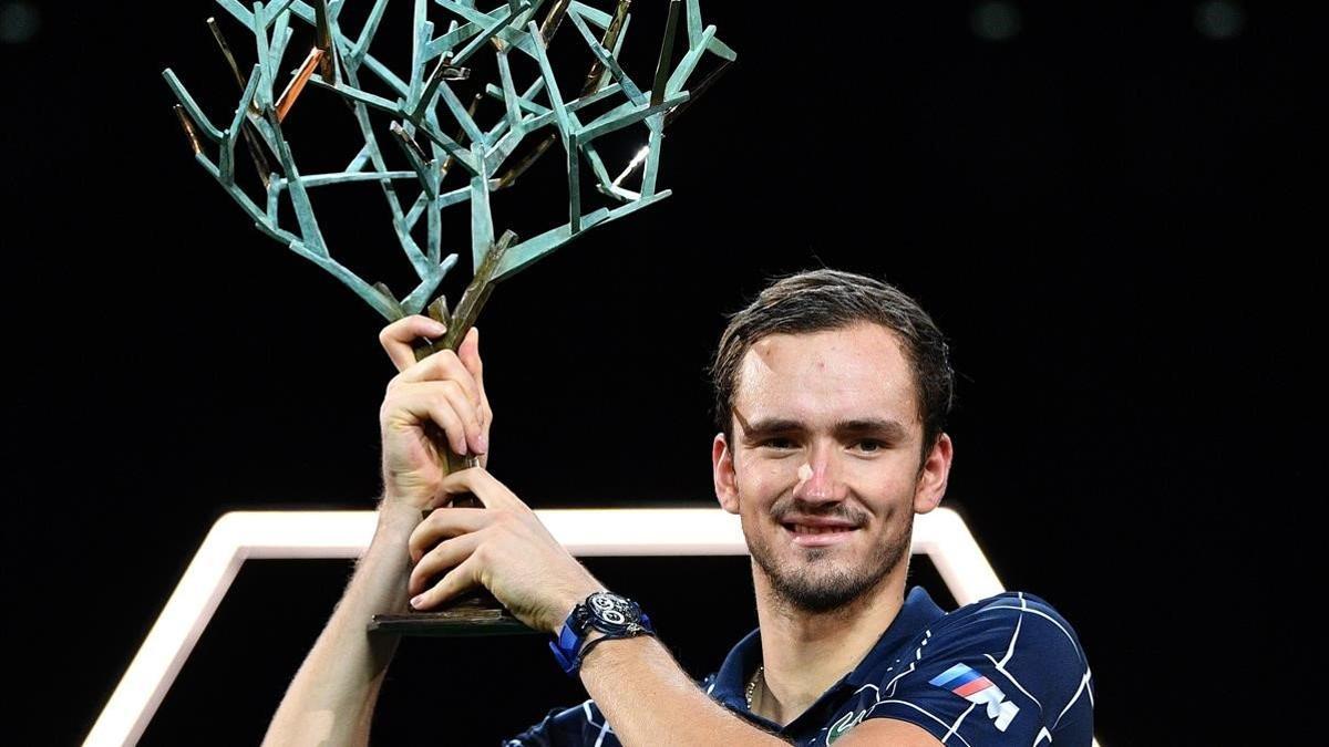 Medvedev, con la copa de ganador en París-Bercy.