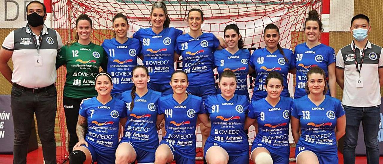 Los rostros de un éxito deportivo, antes del primer partido de la fase de ascenso. En la fila de atrás, de izquierda a derecha, Diego Lafuente (entrenador), Eva Martín, Jara Canteli, Rocío Garrido, Fanny Monrós, Carmen Hevia, Candela Cuesta, Nuria Fernández y Samuel Martínez (ayudante). En la fila de delante, en el mismo orden, Camila Méndez, Alba Lafuente, Marta Ruiz, Belén Cárdenas, Sara Fernández y Elena Cossent. | Anxo Gutiérrez