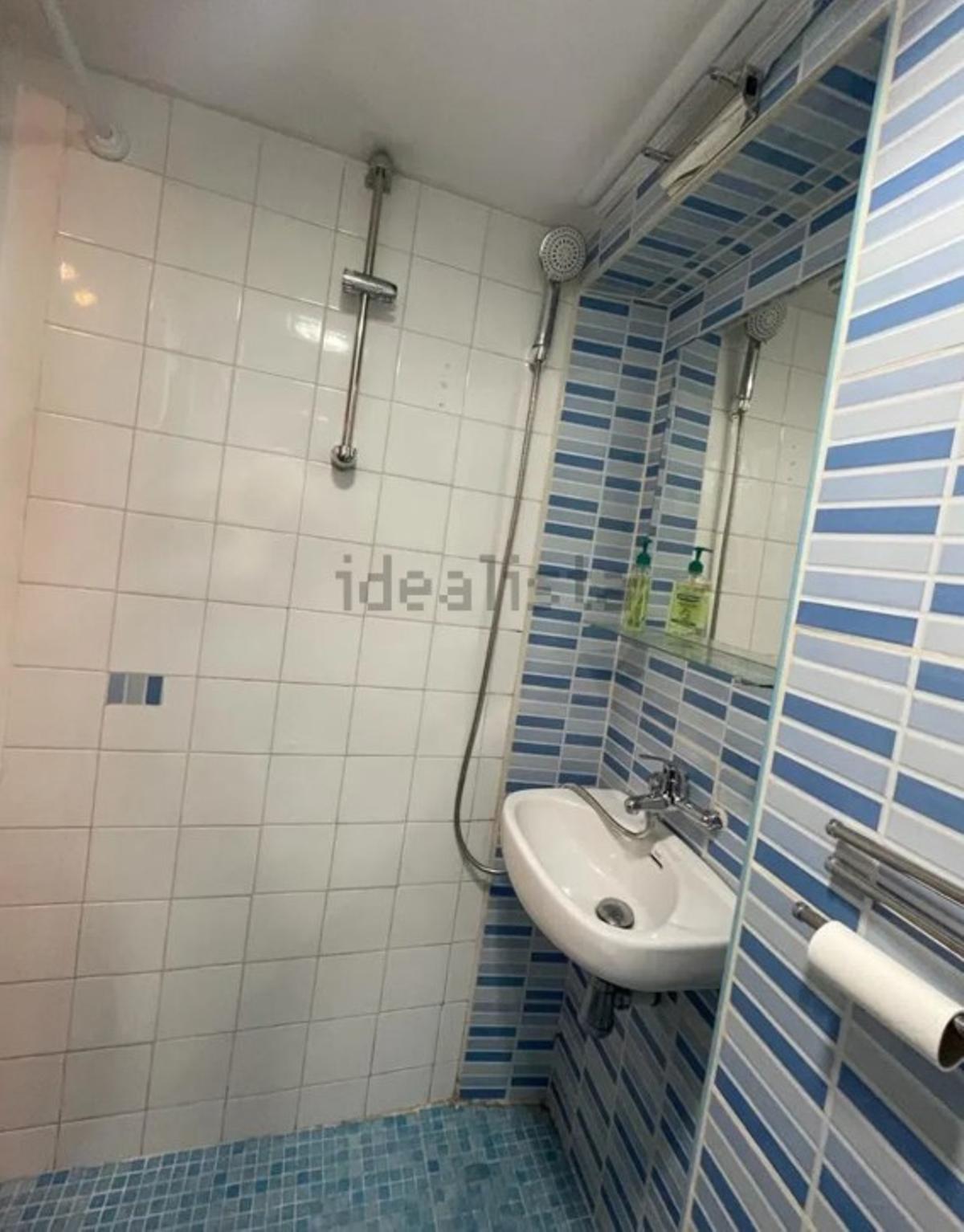 El baño del inmueble presenta una distribución particular.
