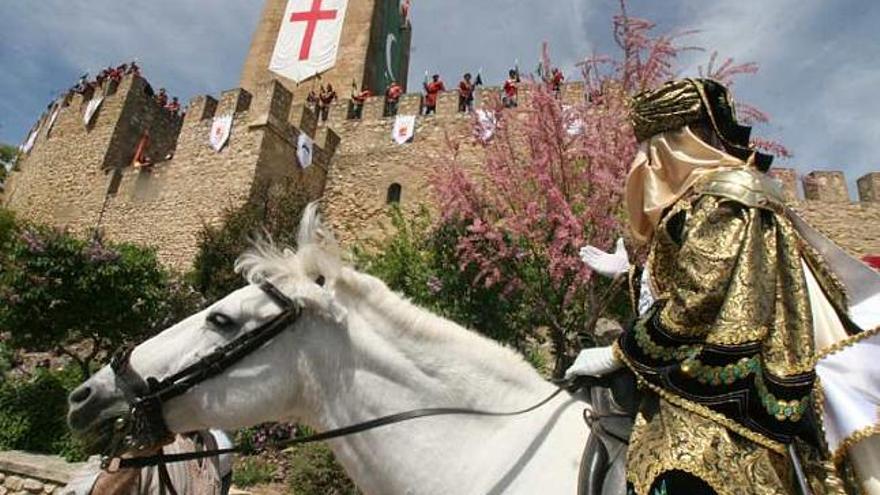 Las fiestas y el castillo son dos grandes atractivos.