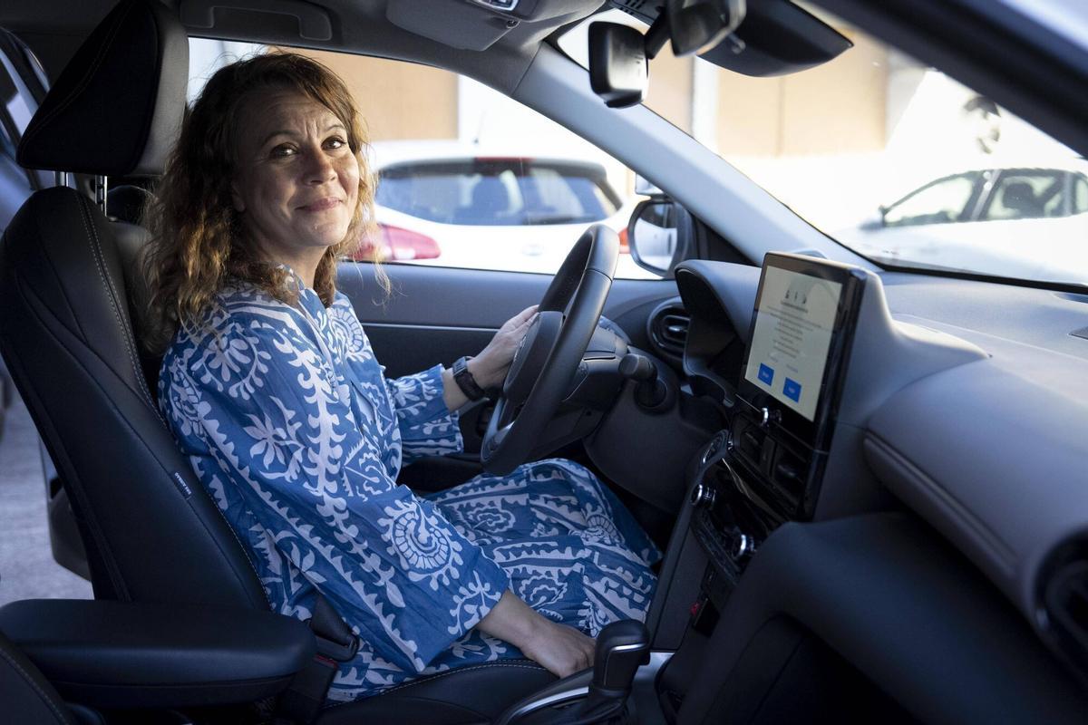 Terrassa 14/05/2026 Autoescuela Vallparadís de Terrassa en la que dan clases para obtener el permiso de conducir coches automáticos En la foto, la alumna Rana Chebl en un coche de prácticas híbrido automático Fotografía de Ferran Nadeu
