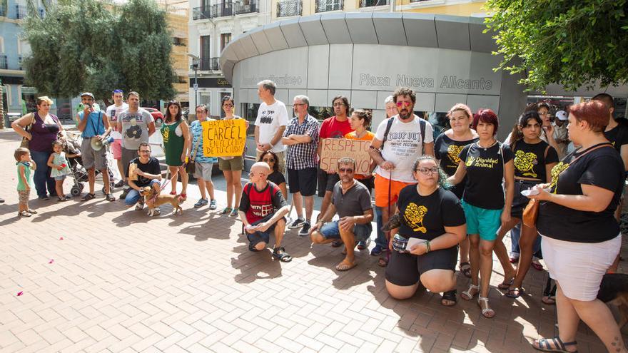 La concentración ha contado con el apoyo de ecologistas y defensores de los animales.