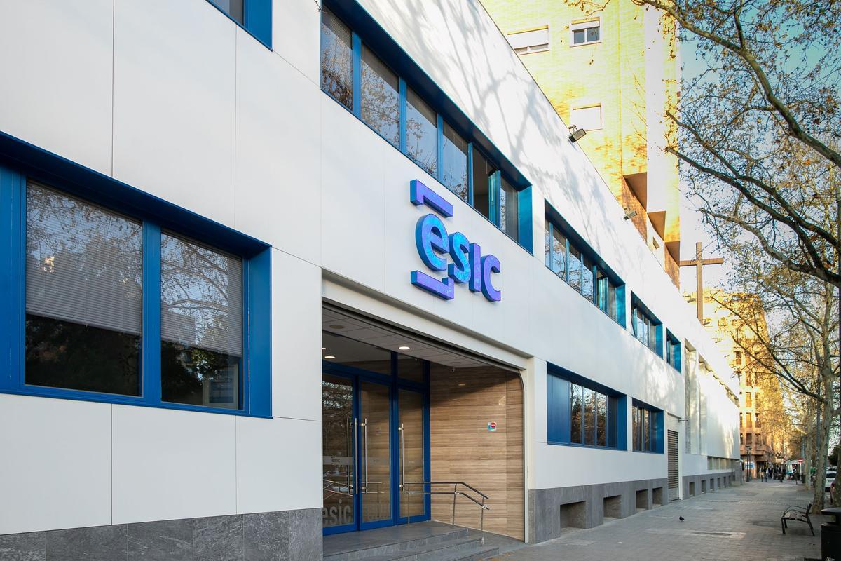 Fachada de ESIC Business &amp; Marketing School, que tiene por lema ‘Aprender haciendo’.