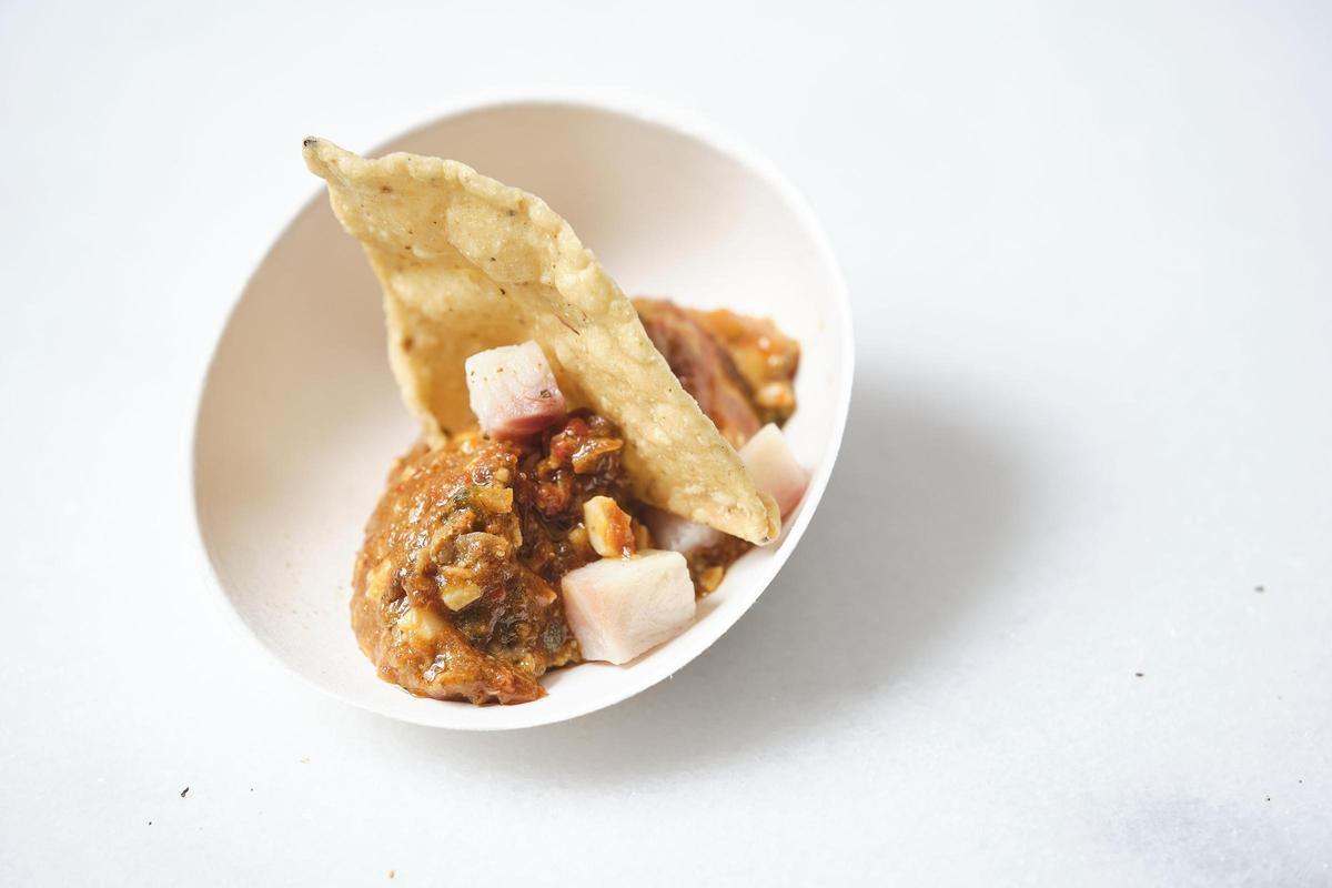 Tàrtar de tomàquets Finagricola (vermell, groc i taronja) amb tàperes, pebrots, anxoves, cogombrets i anguila fumada, i el Gaspatxo de tomàquet groc i piparra.