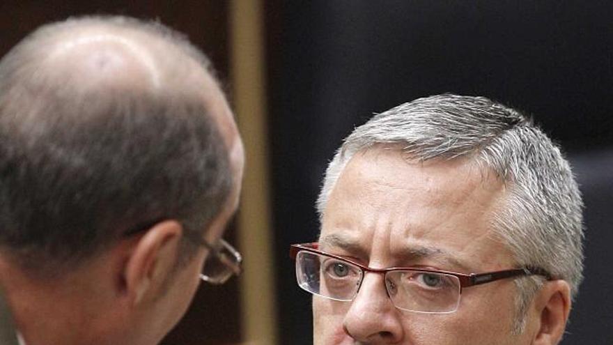 José Blanco, ayer, habla con Fancisco Jorquera en el Congreso. / efe