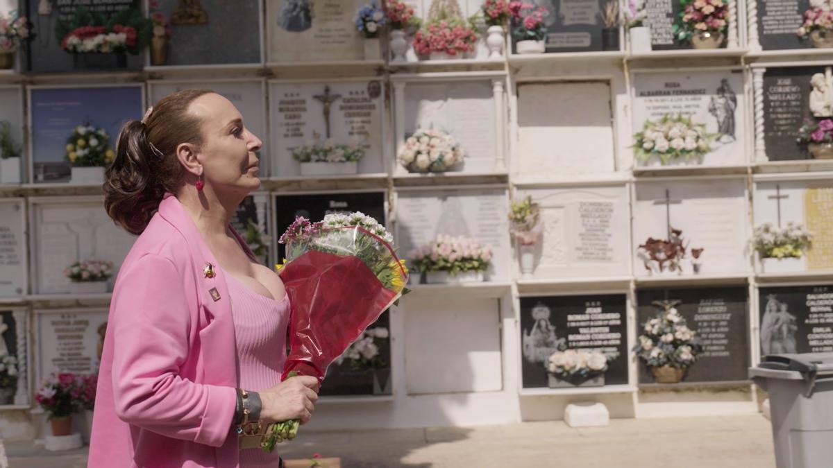 Benita, en el cementerio, durante su 'docuserie'