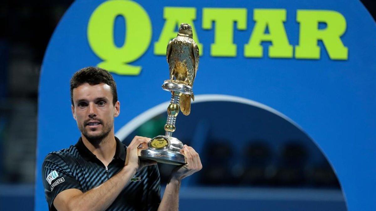 Bautista, con su trofeo de campeón en Doha