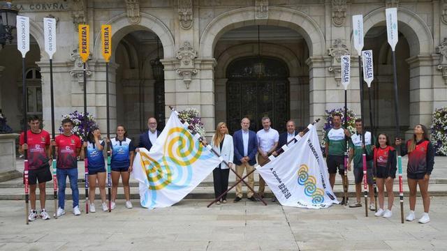 Presentación de la Bandera Cidade da Coruña frente al Concello. | // LA OPINIÓN