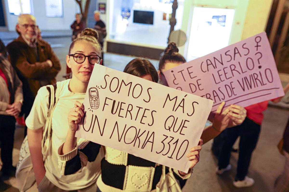 Dos jóvenes portan una pancarta apelando a la fuerza femenina