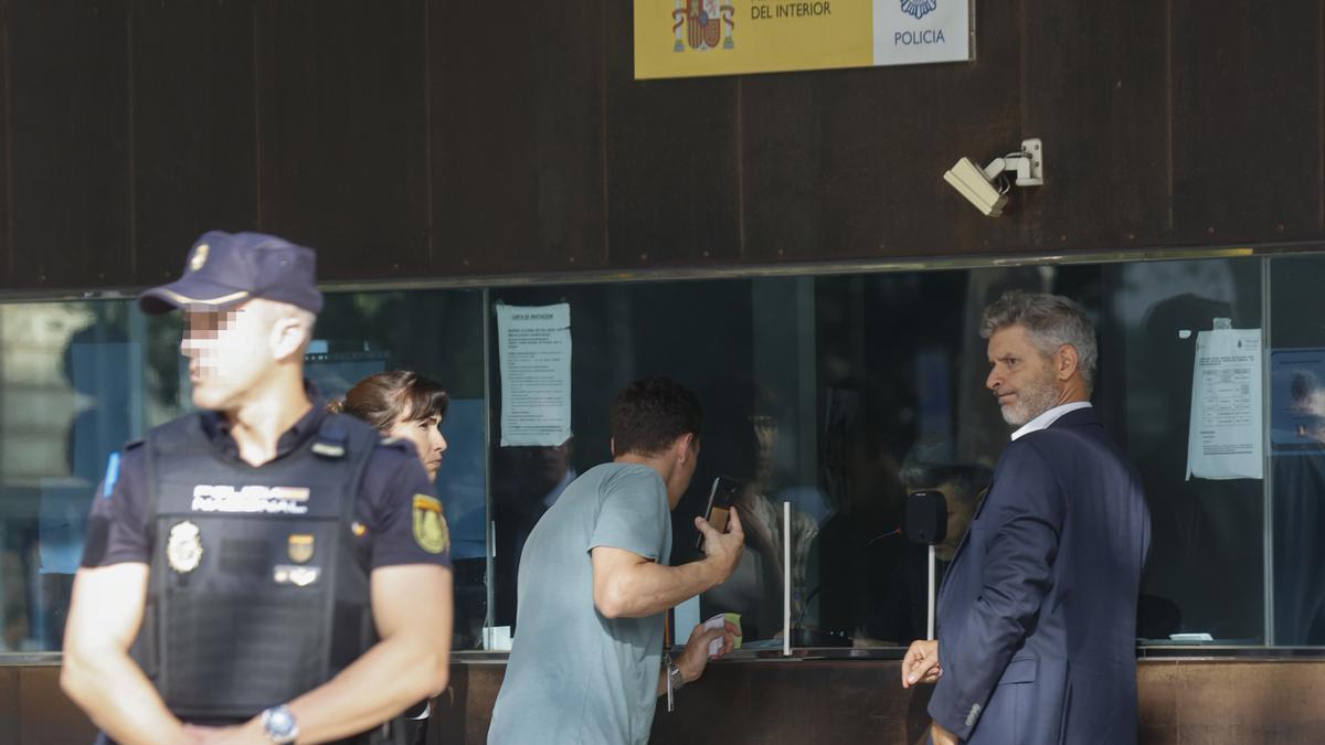 Agentes de la Policía Nacional en el Ayuntamiento de Sitges.