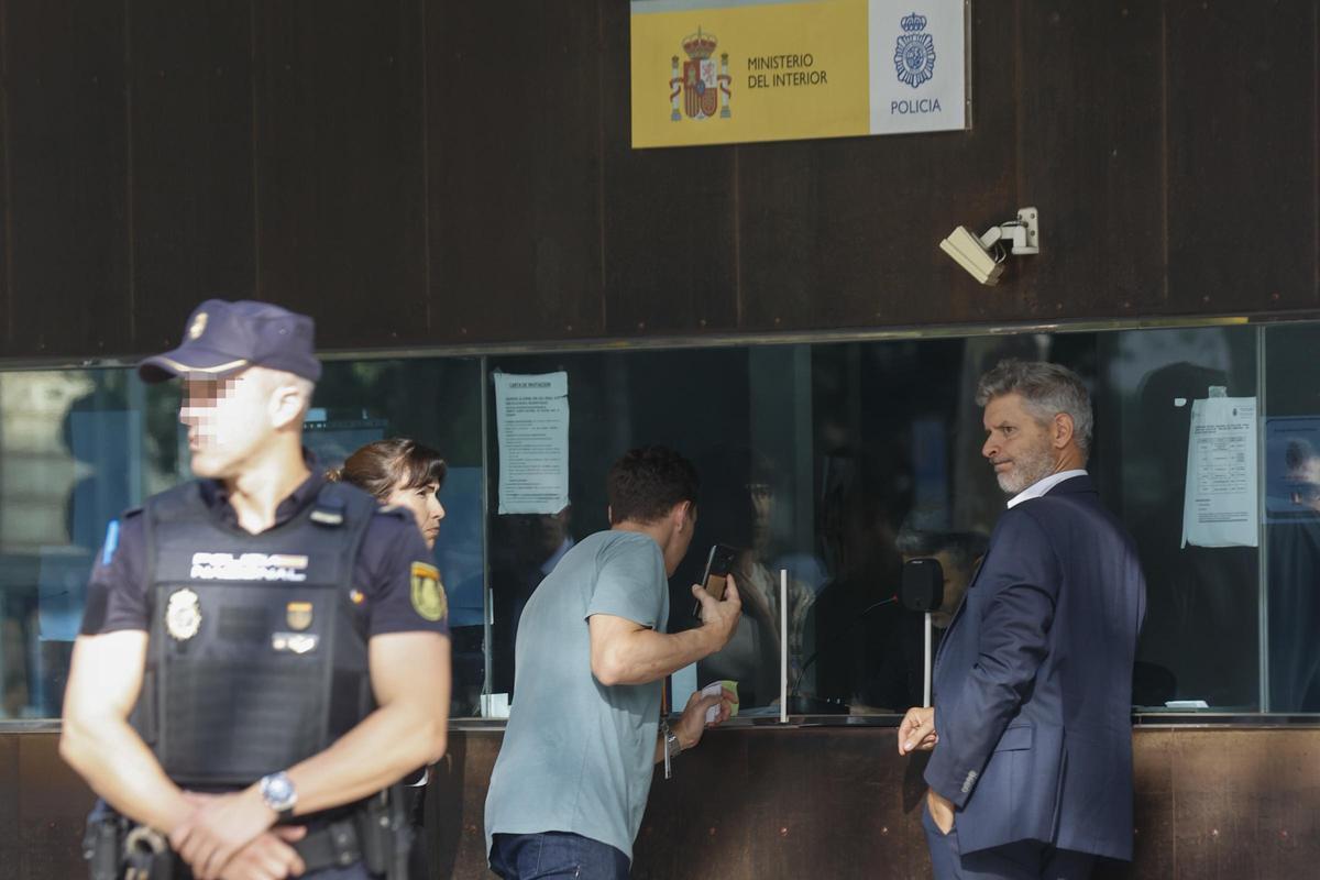 Agentes de la Policía Nacional en el Ayuntamiento de Sitges.