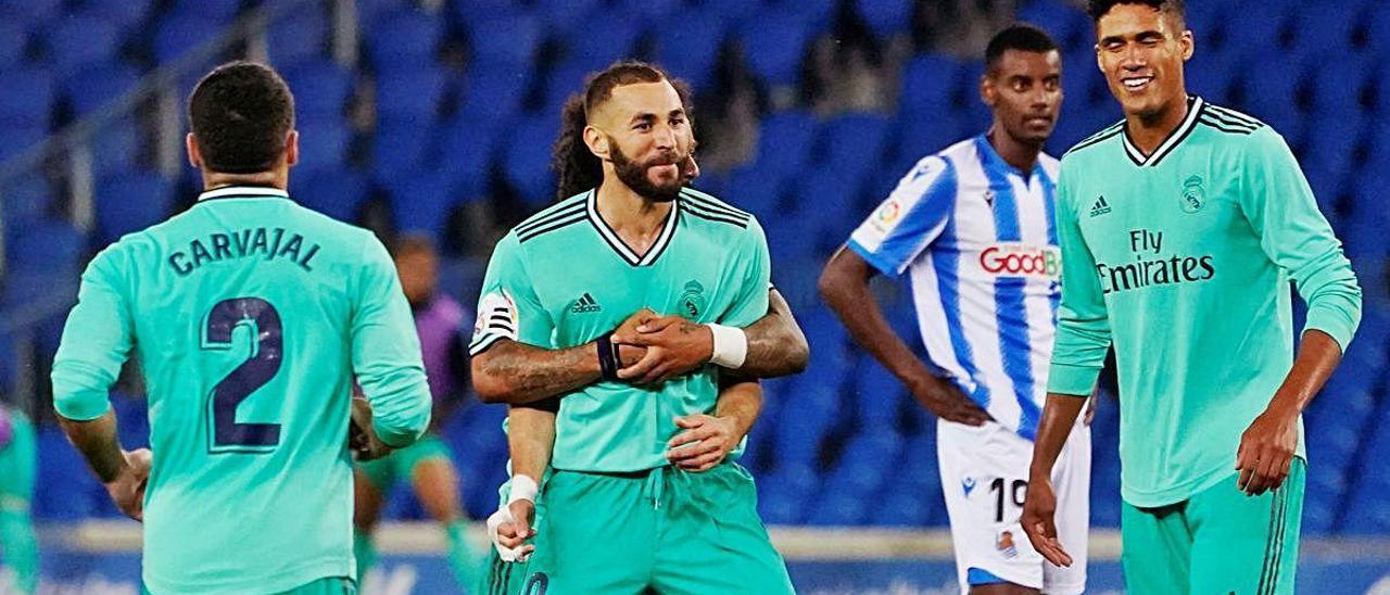 Benzema celebra el segundo tanto del partido abrazado por Marcelo.