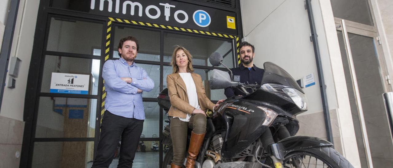 Los socios de la startup Mimoto en uno de sus aparcamientos.