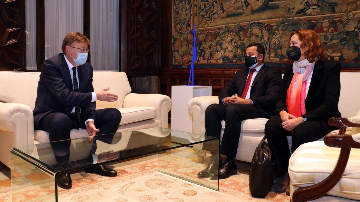 Ximo Puig y Anil Murthy, durante su reunión por el Nou Mestalla