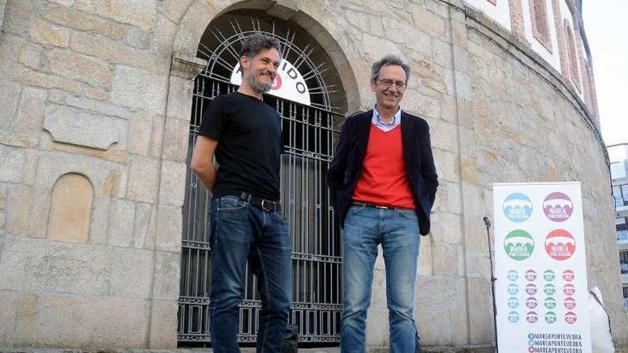 Leonardo Anselmi y Luis Rei, ayer ante la plaza de toros.  // R.V.