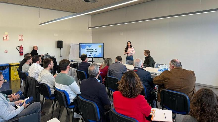 San Vicente reúne por primera vez a centros educativos y empresas para buscar salidas profesionales para los alumnos de ciclos formativos