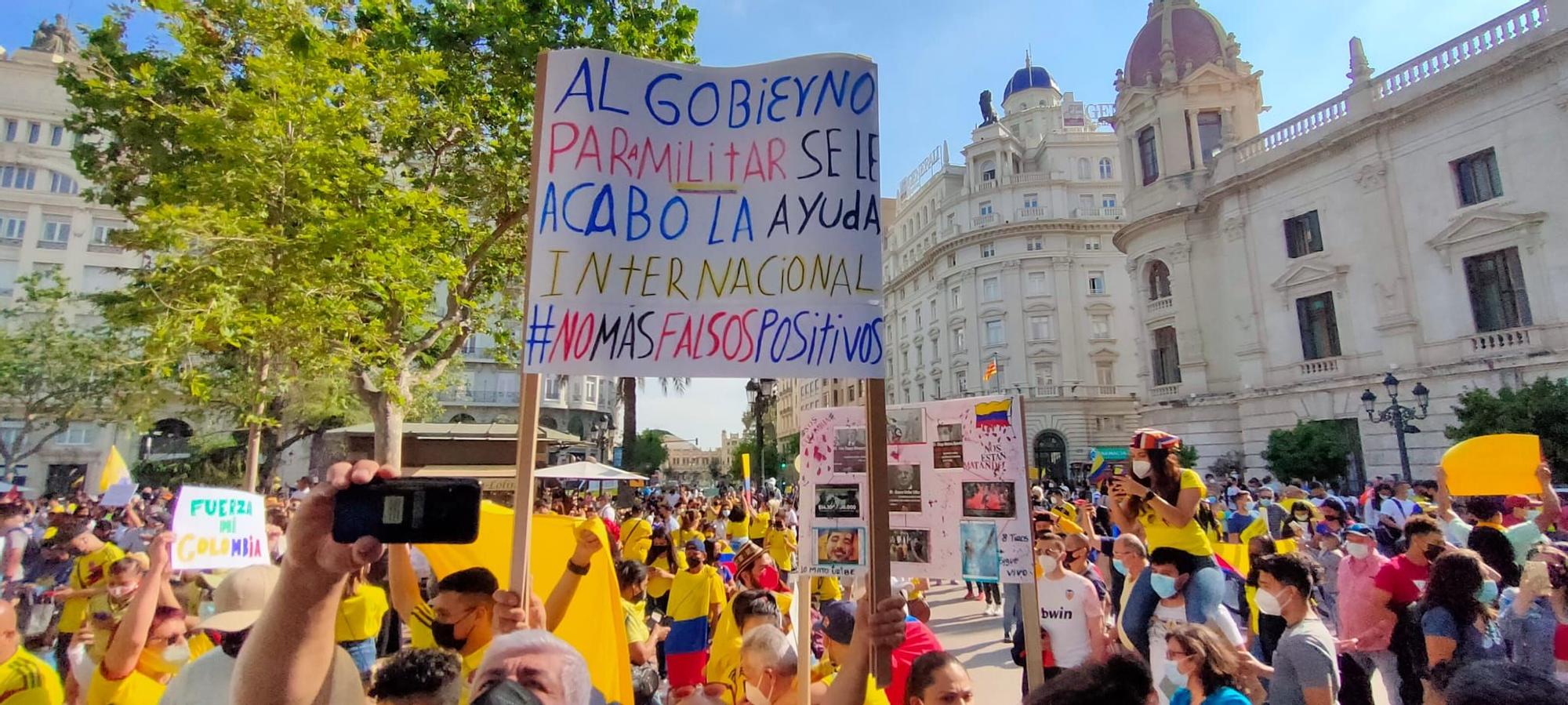 Decenas de colombianos se concentran en València en contra del gobierno de su país