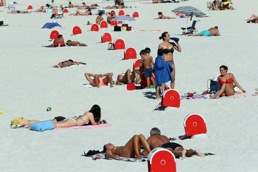 Bañistas disfrutando del buen tiempo en la playa de Samil. // Marta G. Brea