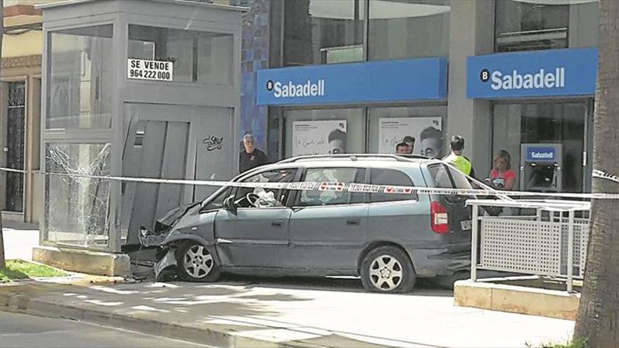 Huye tras empotrar su coche contra un ascensor en Vila-real