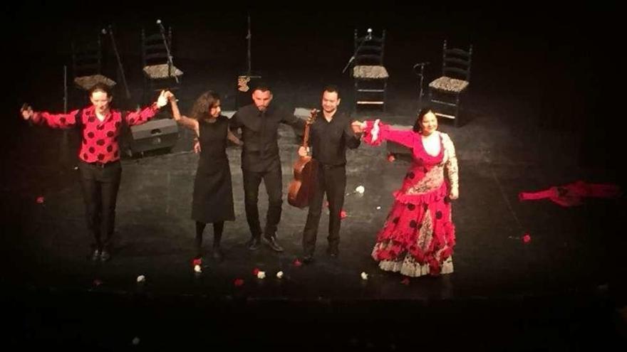 La copla, el flamenco y el pop se adueñan de las tablas del Teatro Latorre