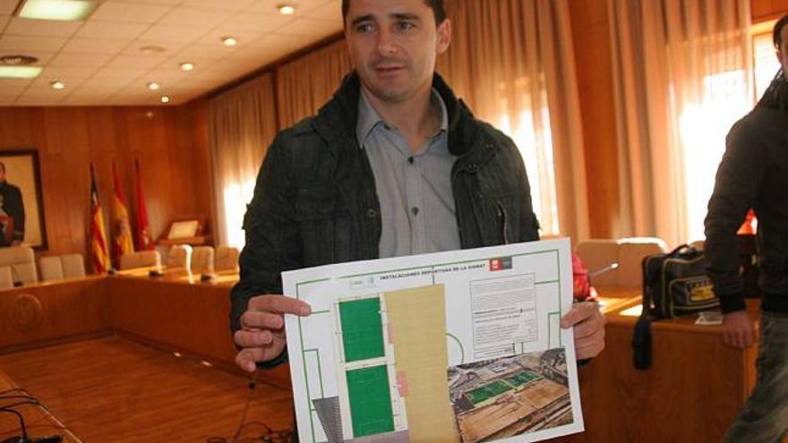 Alberto García, concejal de Deportes, exhibe la imagen virtual de cómo quedarán los campos tras las obras