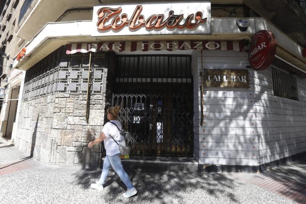 El bar El Tobazo, en Tenor Fleta, cierra por primera vez en 50 años durante todo el mes de agosto.  | ÁNGEL DE CASTRO