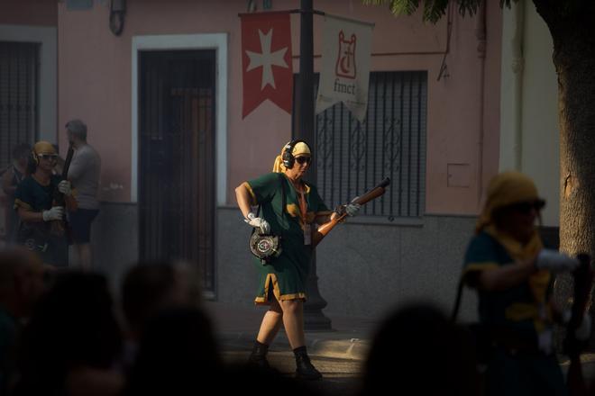 La ‘trabucà’ de las comparsas cristianas reconquista la Torre de Torrent