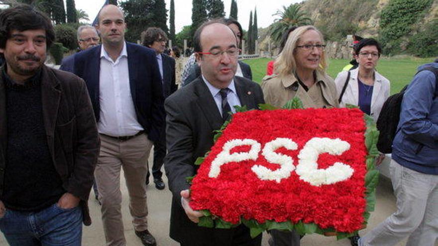 El líder del PSC, Miquel Iceta, amb la corona de flors.