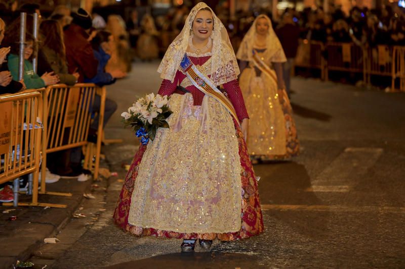 Marina Civera y su corte de honor en la Ofrenda de las Fallas 2019.