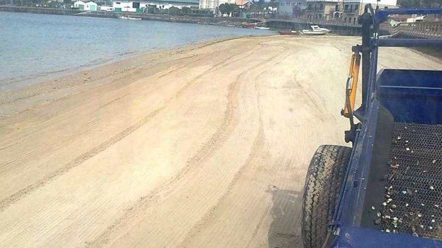 El Concello ha iniciado los trabajos de limpieza de playas. // FdV