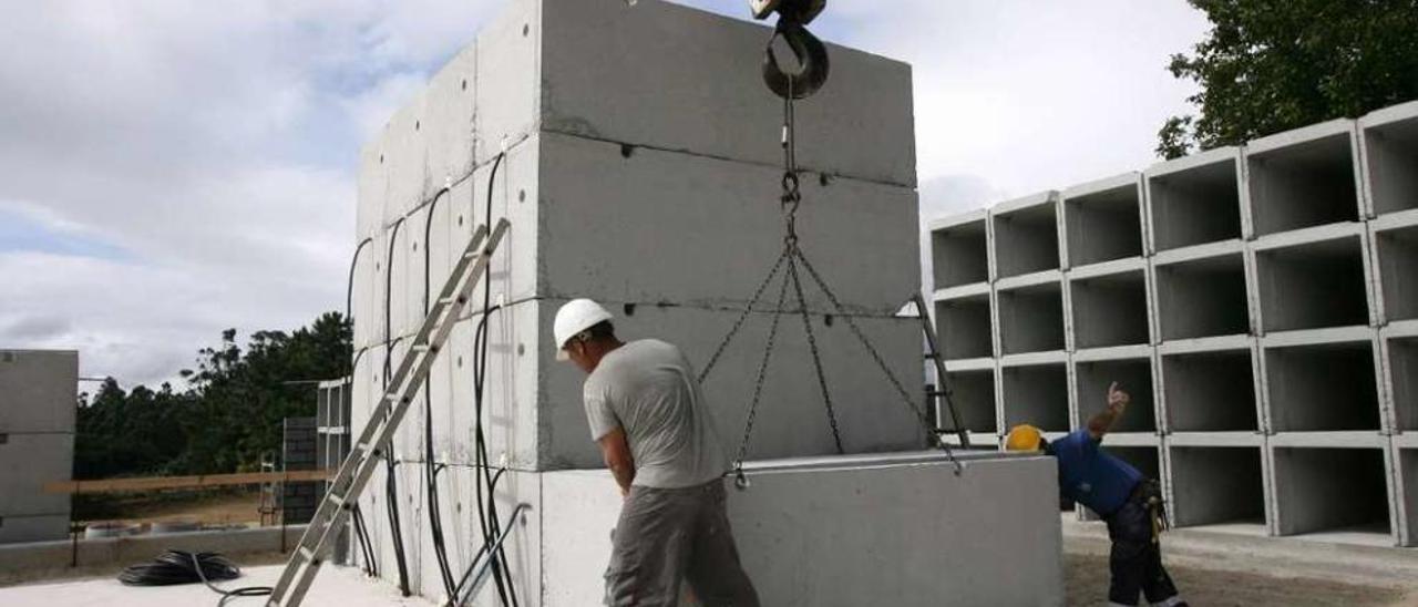 Obras de construcción de los nuevos panteones en el cementerio de Figueiroa de Abaixo. //Bernabé/Cris M.V.