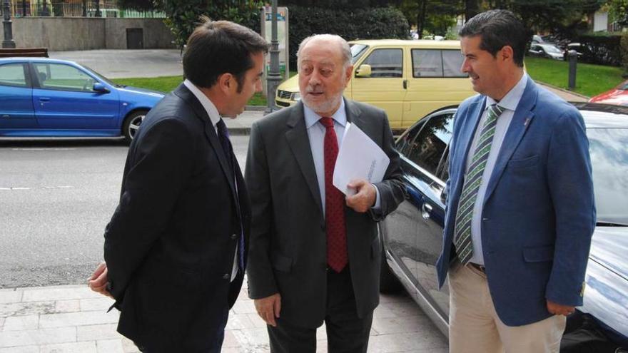 Gabino de Lorenzo, en el centro, saluda a Gerardo Sanz y a Silverio Argüelles a su llegada a Posada de Llanera.