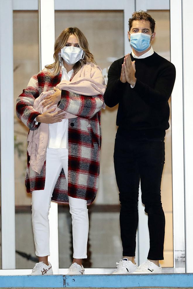 Rosanna Zanetti y David Bisbal saliendo del hospital con Bianca