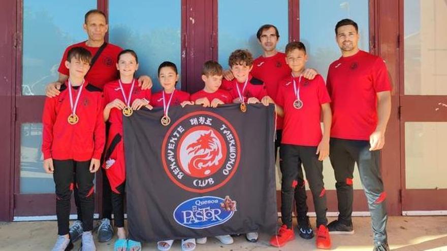 Equipo precadete del Club Taekwondo Benavente.