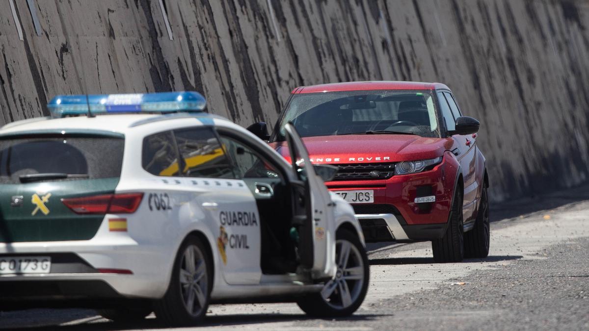 Coche de la Guardia Civil en el puerto de Santa Cruz de Tenerife.