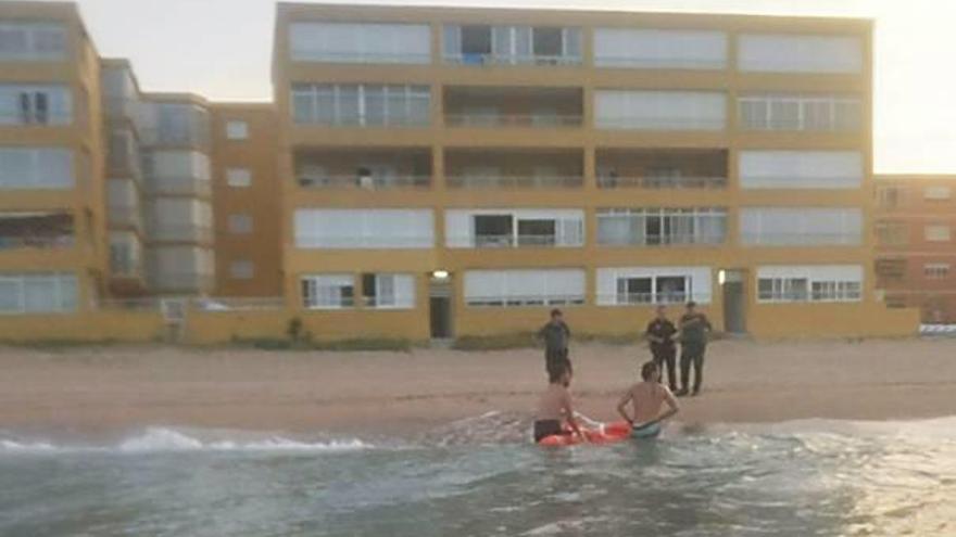 Momento en que el kitesurfista (pantalón verde) es sacado del agua.