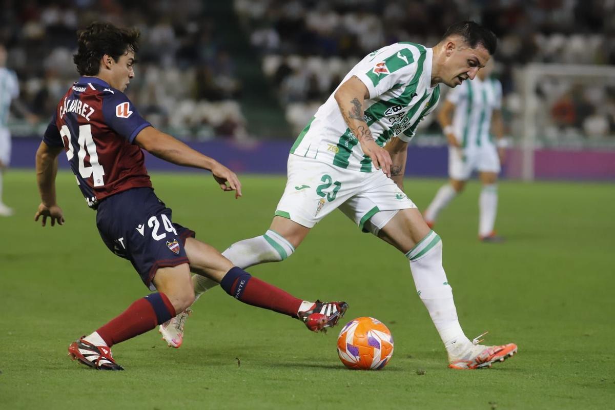 Carracedo pugna por el esférico durante un lance del Córdoba CF-Levante.