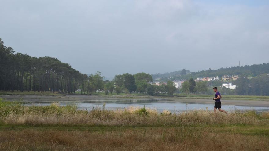 Navia proyecta una duna artificial para salvar del deterioro la laguna de La Poza