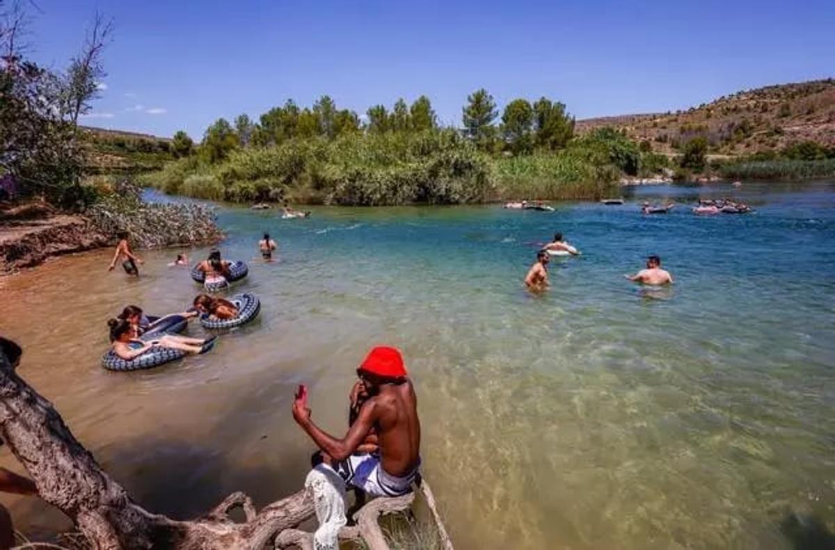 Bañistas en el paraje de l'Illa de l'Esgoletja en una imagen de archivo.