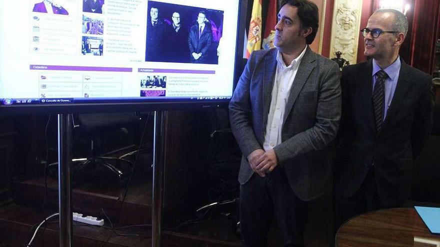 Jorge Pumar y Jesús Vázquez, en la presentación de la nueva web del concello. // Iñaki Osorio