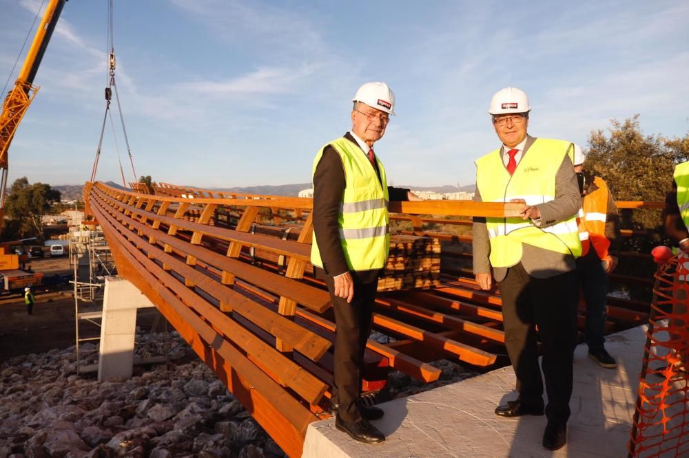 Comienzan a instalar la nueva pasarela de madera del Guadalhorce