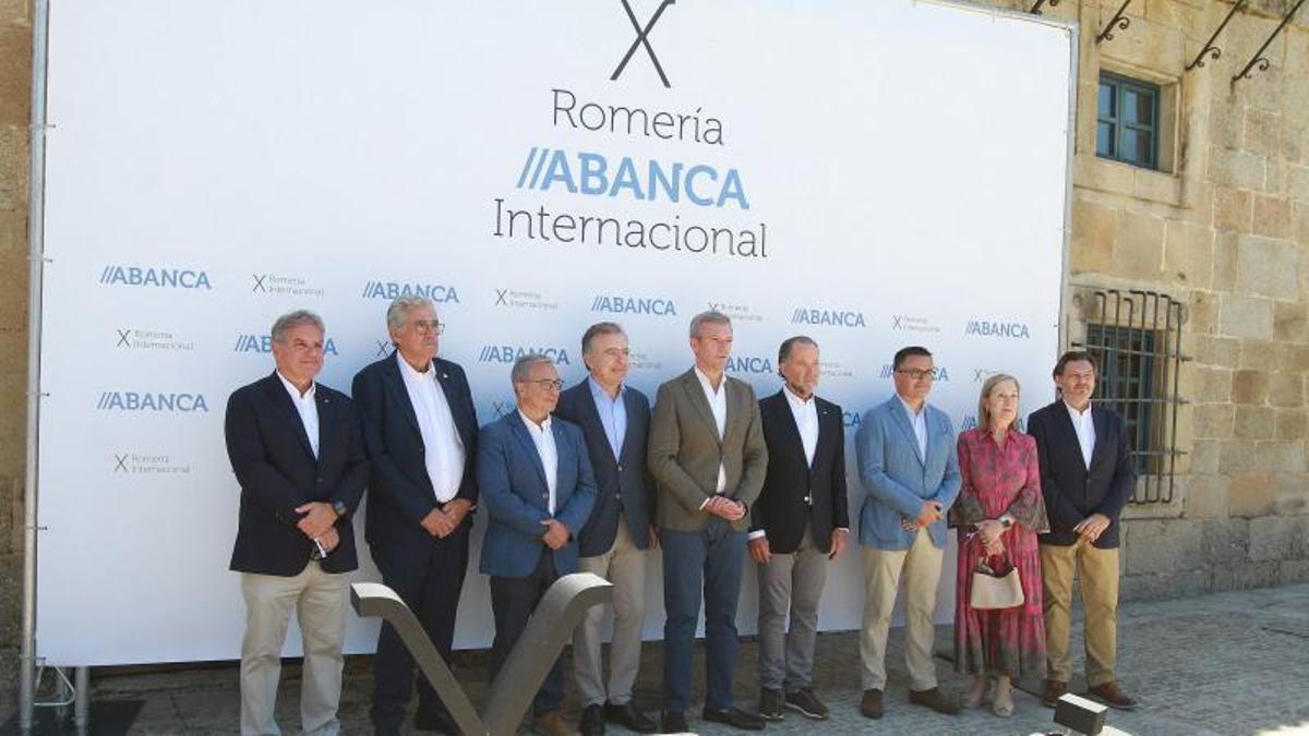 El presidente de la Xunta y el de Abanca, con otros cargos políticos y de la entidad crediticia en Leiro