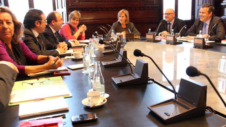 Els membres de la Mesa del Parlament, en la seva primera reunió d&#039;aquesta legislatura.