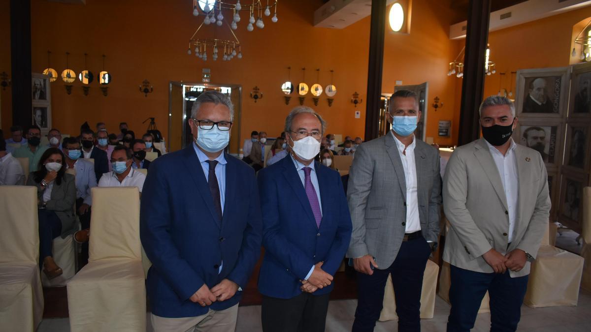 Esteban Morales, Antonio Díaz, Alfonso Ariza y Víctor Montoro, antes de iniciarse la jornada formativa.