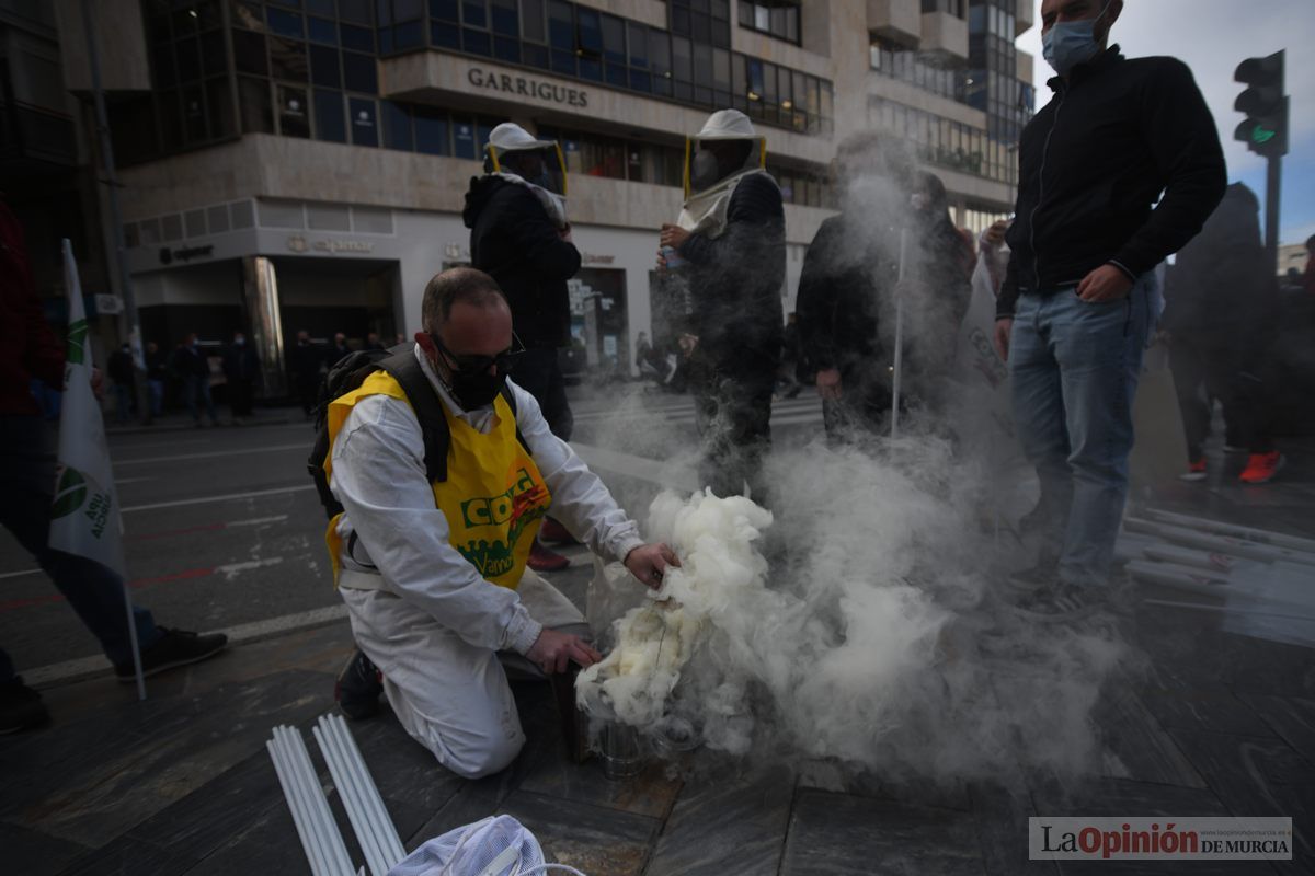 Miles de agricultores y ganaderos toman las calles de Murcia