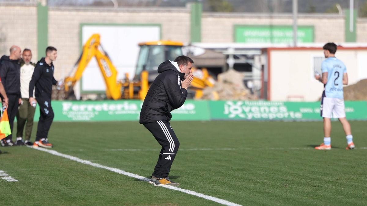 Julio Cobos, en la banda del Príncipe Felipe, da indicaciones a sus jugadores.