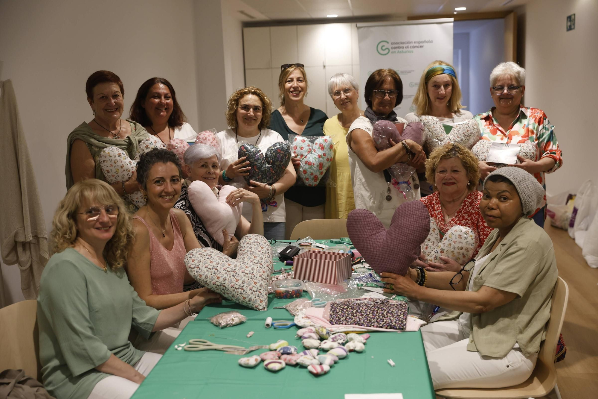 Corazones llenos de compañerismo en Gijón para mujeres operadas de cáncer de mama (en imágenes)